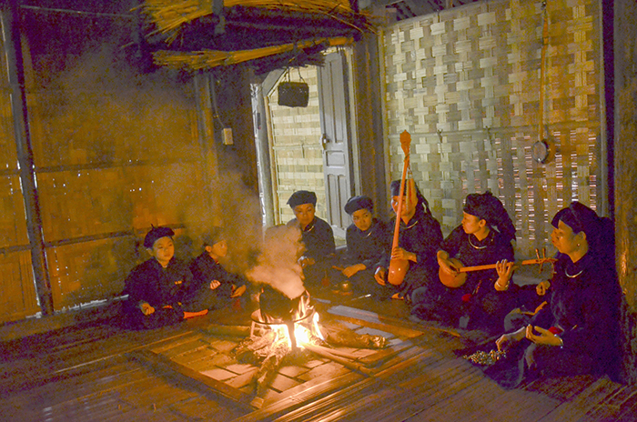 Gia đình người dân tộc Dao bên bếp lửa hồng. Ảnh: Nguyễn Văn Quang